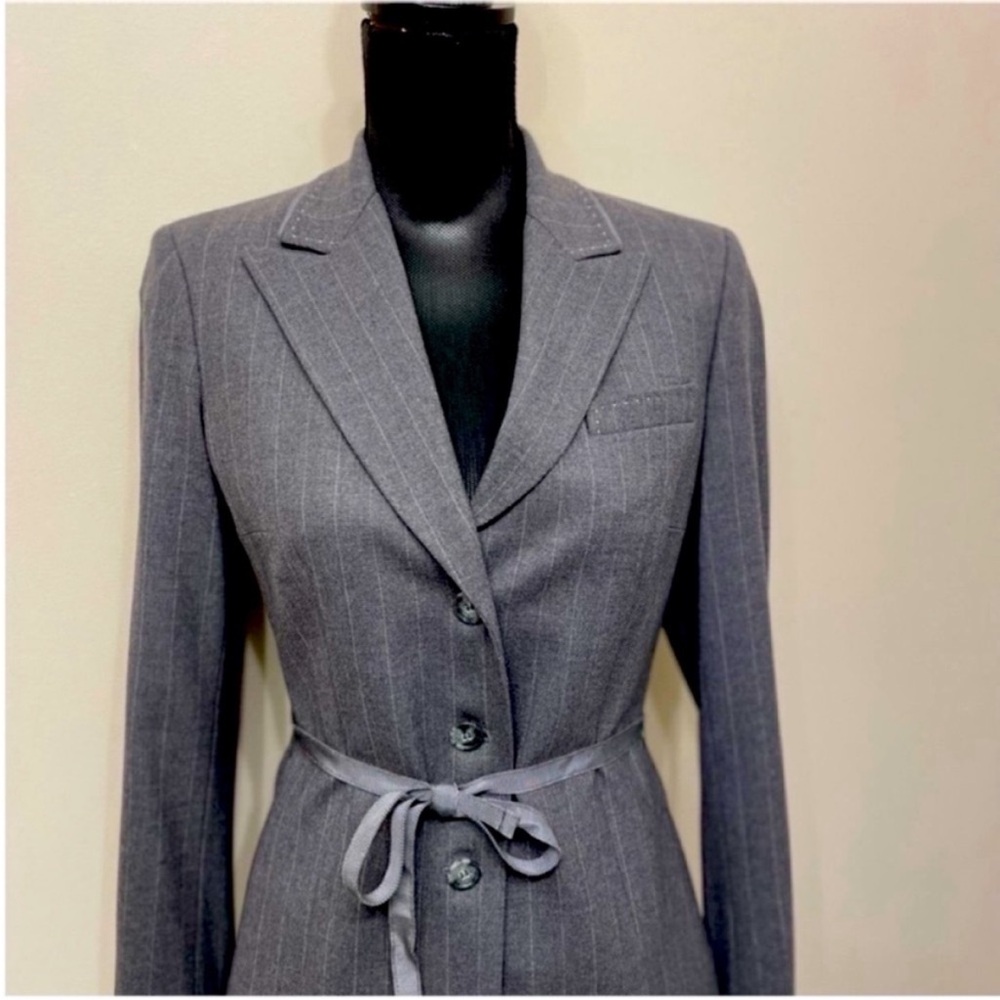 Elie Tahari Women’s Elegant Gray  Three Button Wool Blazer with Belt size 4